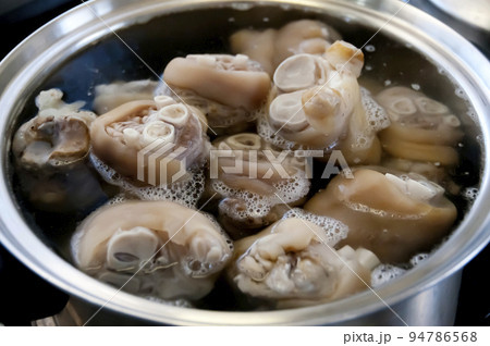 豚足先を茹でる 豚足先を茹でる 94786568