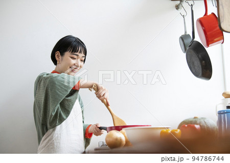 料理をする若い女性 料理をする若い女性 94786744