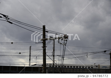 台風前の雲空と新幹線 94786772