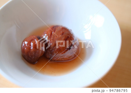 白い皿 栗の渋皮煮 白い皿 栗の渋皮煮 94786795