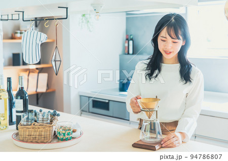 コーヒーを淹れる女性 Coffee コーヒーを淹れる女性 Coffee 94786807