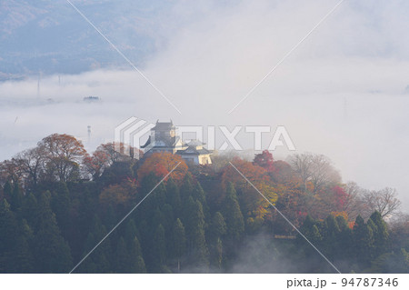 霧むせぶ越前大野城 94787346