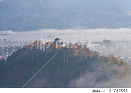 霧むせぶ越前大野城 94787348