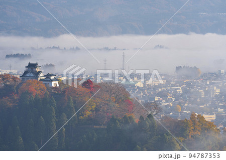 霧むせぶ越前大野城 94787353