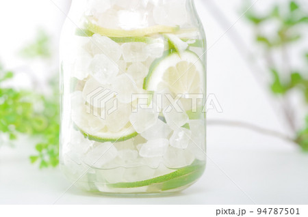 青レモンの瓶詰め 青レモンの瓶詰め 94787501