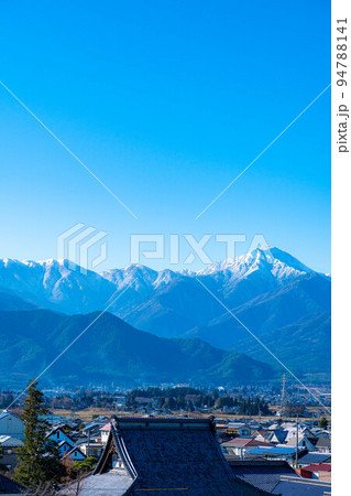 良く晴れた初冬の安曇野市街地と冠雪した北アルプス【長野県】 良く晴れた初冬の安曇野市街地と冠雪した北アルプス【長野県】 94788141