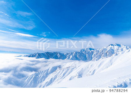【雪山素材】冬の唐松岳の登山風景【長野県】 94788294
