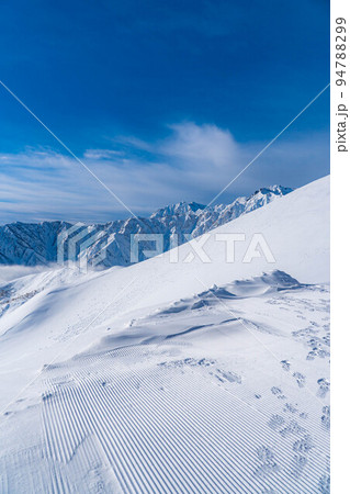 【雪山素材】冬の唐松岳の登山風景【長野県】 94788299