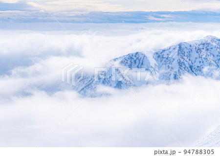 【雪山素材】冬の唐松岳の登山風景【長野県】 94788305
