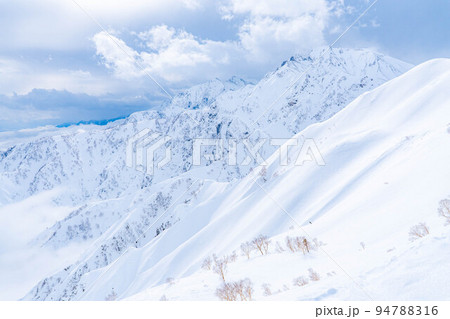【雪山素材】冬の唐松岳の登山風景【長野県】 【雪山素材】冬の唐松岳の登山風景【長野県】 94788316