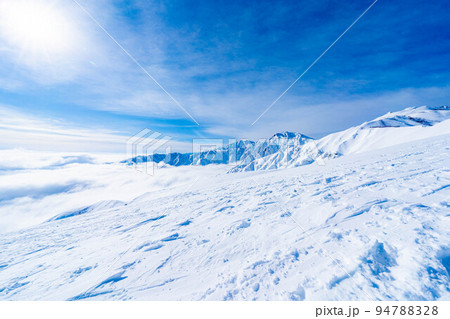 【雪山素材】冬の唐松岳の登山風景【長野県】 94788328