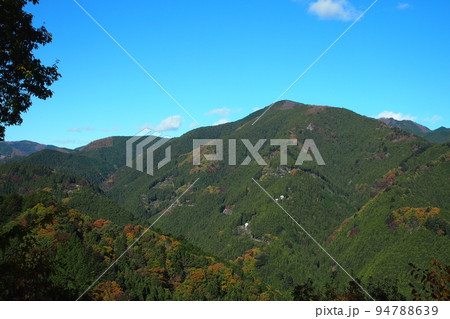 檜原村の秋・時坂峠から御前山方面を望む。 檜原村の秋・時坂峠から御前山方面を望む。 94788639