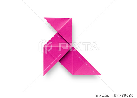 Pink paper hen origami isolated on a white background 94789030
