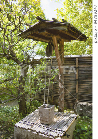 水道が普及していなかつた時代に井戸水を汲み上げて使っていたつるべ 94789247