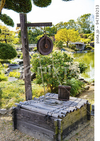 水道が普及していなかつた時代に井戸水を汲み上げて使っていたつるべ 94789253