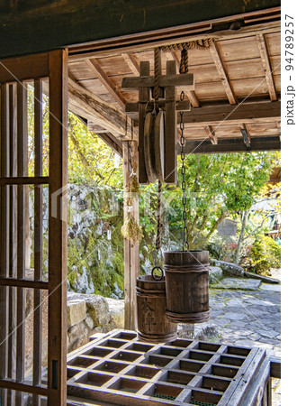 水道が普及していなかつた時代に井戸水を汲み上げて使っていたつるべ 94789257