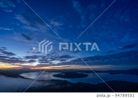美幌峠から見た屈斜路湖のブルーモーメントと雲海 美幌峠から見た屈斜路湖のブルーモーメントと雲海 94789501