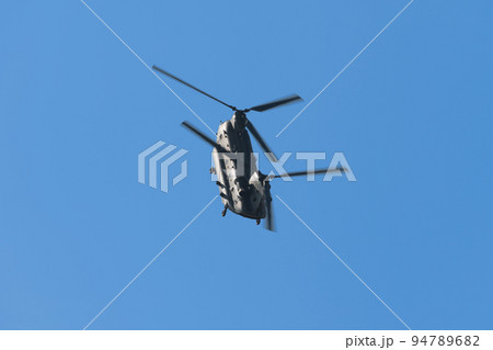 青空を飛ぶイギリス空軍チヌークHC2ヘリ 94789682