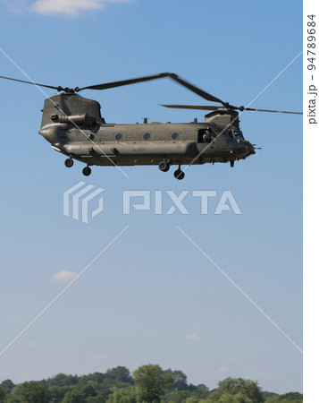 捜索するイギリス空軍チヌークHC2ヘリ 94789684