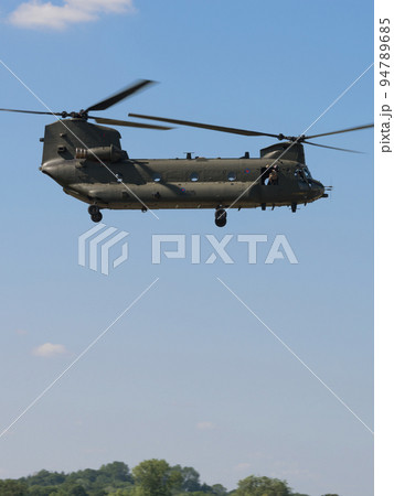 捜索するイギリス空軍チヌークHC2ヘリ 94789685