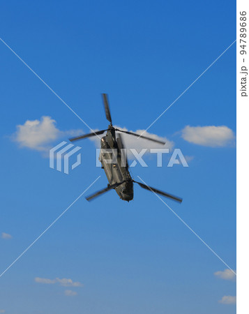 青空を飛ぶイギリス空軍チヌークHC2ヘリ 青空を飛ぶイギリス空軍チヌークHC2ヘリ 94789686