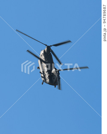 青空を飛ぶイギリス空軍チヌークHC2ヘリ 94789687