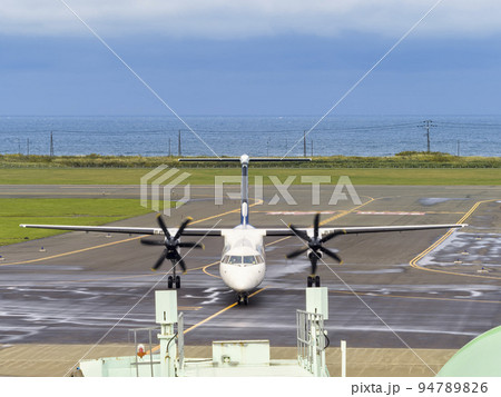 稚内空港に着陸しゲートへ向かう旅客機 / Wakkanai, Japan 稚内空港に着陸しゲートへ向かう旅客機 / Wakkanai, Japan 94789826