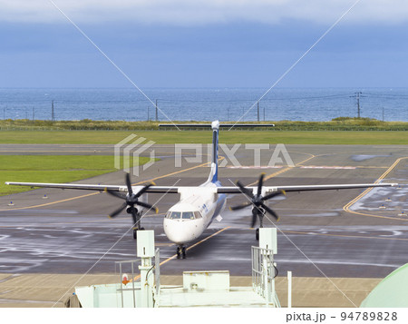 稚内空港に着陸しゲートへ向かう旅客機 / Wakkanai, Japan 稚内空港に着陸しゲートへ向かう旅客機 / Wakkanai, Japan 94789828