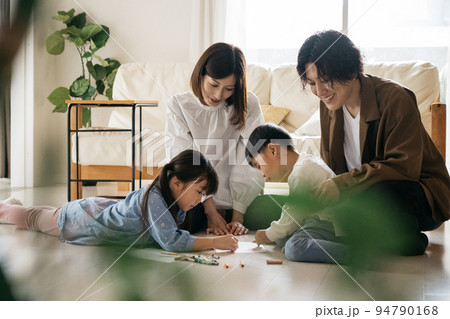 マイホーム・リビングで遊ぶ家族イメージ 94790168