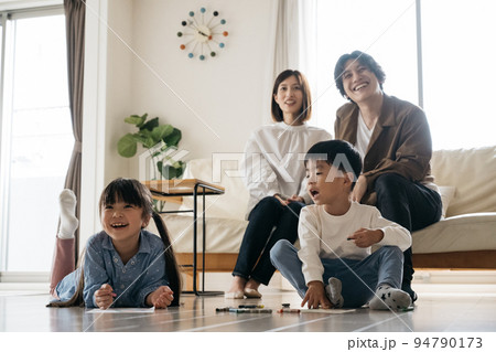 マイホーム・リビングで遊ぶ家族イメージ 94790173