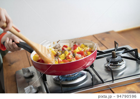 ガパオライスを作る若い女性　手元　イメージ 94790596