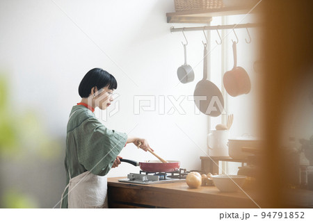 料理をする若い女性 料理をする若い女性 94791852