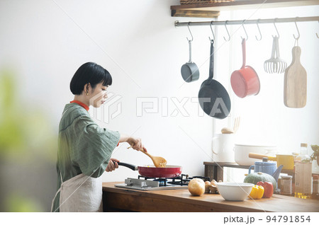 料理をする若い女性 94791854
