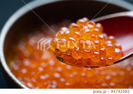 お皿に入ったイクラ・スプーンですくったイクラ お皿に入ったイクラ・スプーンですくったイクラ 94792082