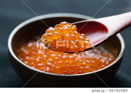 お皿に入ったイクラ・スプーンですくったイクラ お皿に入ったイクラ・スプーンですくったイクラ 94792084