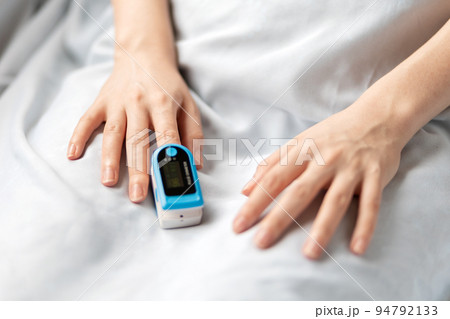 Female hands with a pulse oximeter on the index finger, close-up. A hospitalized patient is in the hospital. Gadgets for maintaining health 94792133