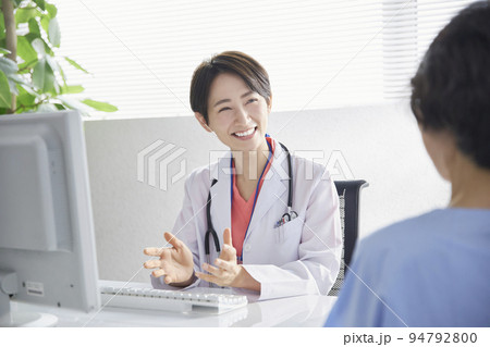 問診をする女性医師 問診をする女性医師 94792800