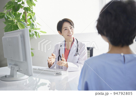 問診をする女性医師 94792805