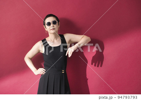 黒いサングラスの女性 94793793