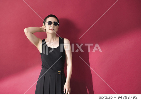 黒いサングラスの女性 94793795