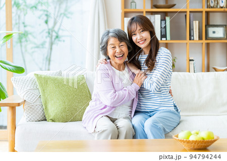 仲良しの祖母と孫娘 仲良しの祖母と孫娘 94794244