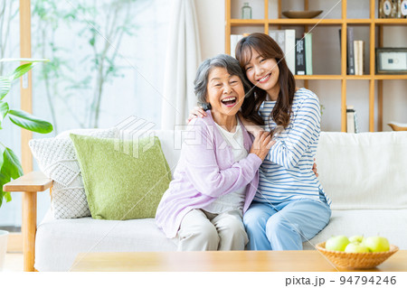 仲良しの祖母と孫娘 仲良しの祖母と孫娘 94794246