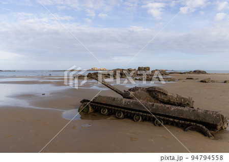 Ruined tank on the sand beach in Kinmen of Taiwan 94794558