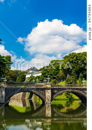 皇居前広場から見た二重橋と伏見櫓 94794864