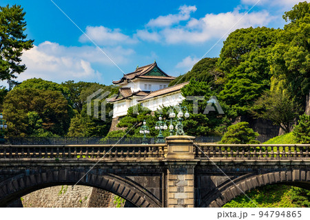 皇居前広場から見た二重橋と伏見櫓 94794865
