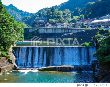 滝の様に水が流れ落ちる耳川の砂防ダム(宮崎県椎葉村) 滝の様に水が流れ落ちる耳川の砂防ダム(宮崎県椎葉村) 94795703