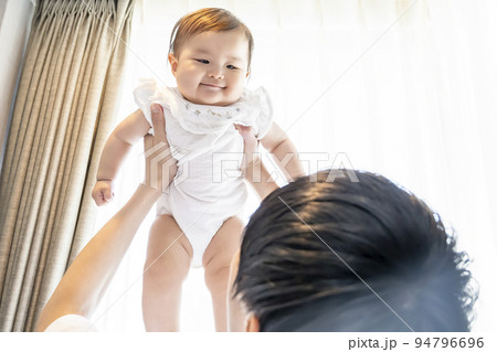 仲良し家族　乳児とパパ 94796696