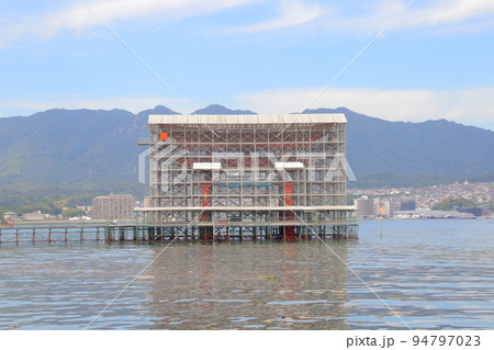 2022年9月の厳島神社　日本三景　宮島　海の上の神社　改修工事中 94797023