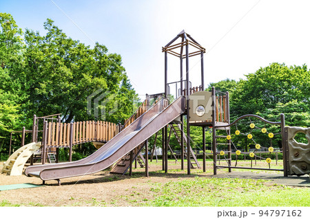 自然の多い公園にある遊具 自然の多い公園にある遊具 94797162