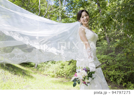 ブーケを持つ花嫁　ベールなびかせショット 94797275